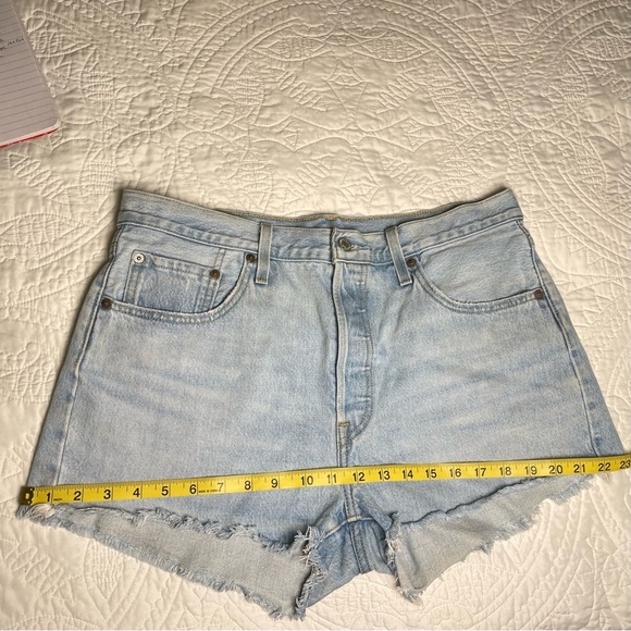 Levi’s 501 Shorts High Waist Raw Hem Faded Blue Size 32 100% Cotton Button Fly - Picture 12 of 16